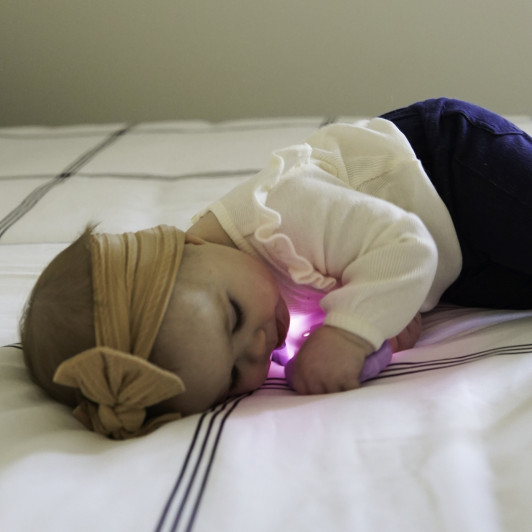 Svietiace hryzátko aktivované pohybom Lumi