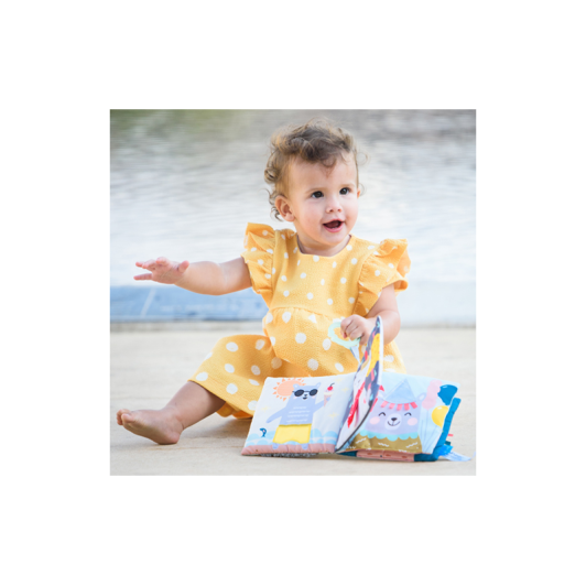 Knižka s aktivitami What Does Paul Wear